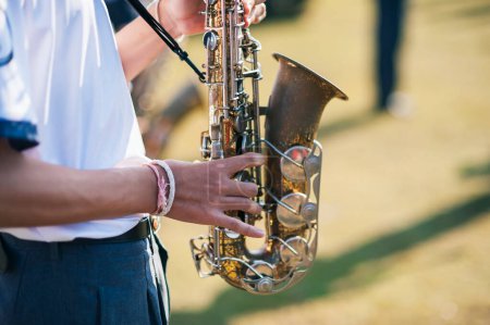 Téléchargez les photos : Instrument de musique joué par des musiciens jouant du saxophone en parades - en image libre de droit
