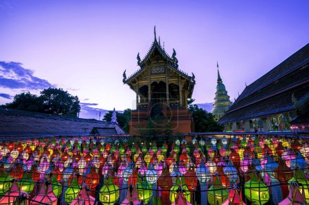 Foto de Linternas hechas de papel de colores se cuelgan durante el festival anual en Wat Phra That Hariphunchai en la provincia de Lamphun. - Imagen libre de derechos