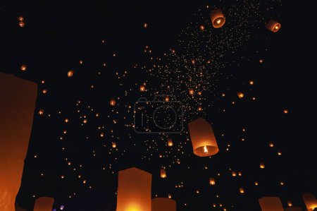La belleza de las linternas flotando en el cielo durante el Festival de Yi Peng y el Festival de la Linterna Flotante en la provincia de Chiang Mai, Tailandia.
