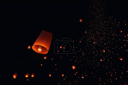 La belleza de las linternas flotando en el cielo durante el Festival de Yi Peng y el Festival de la Linterna Flotante en la provincia de Chiang Mai, Tailandia.