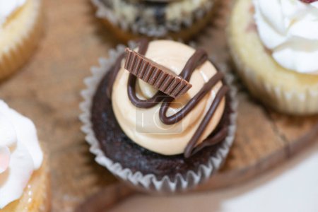 Téléchargez les photos : Gâteaux au chocolat avec crème fouettée et garnitures de bonbons au chocolat sur la table à dessert réception de mariage - en image libre de droit