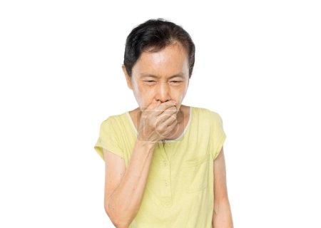 alte asiatische Frau wegen Husten verbreitete Speichel und Halsschmerzen auf weißem Hintergrund