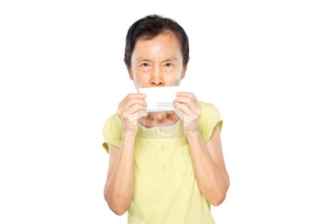 Asiática anciana Traiga tejido para cubrir su boca para prevenir la tos y los estornudos
