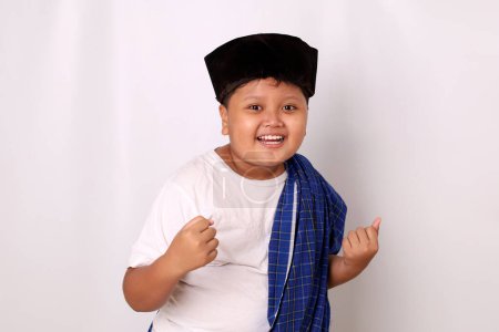 Téléchargez les photos : Portrait de garçon asiatique heureux célèbre son succès. Isolé sur fond blanc - en image libre de droit