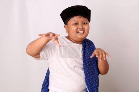 Téléchargez les photos : Portrait de garçon asiatique heureux célèbre son succès. Isolé sur fond blanc - en image libre de droit