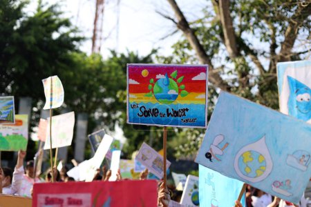 Téléchargez les photos : People with placards and posters on global strike for climate change. Save water campaign - en image libre de droit
