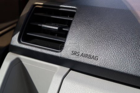 Foto de Logotipo de SRS Airbag en el tablero de instrumentos del coche - Imagen libre de derechos