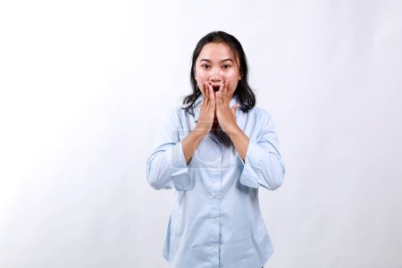 Shocked concerned young asian girl look empathy camera, gasping open mouth worried, frowning upset hear frustrating news, touch cheeks speechless, stand white background
