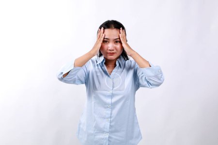 Schock, Stress. Junge asiatische Frau hält die Hände auf dem Kopf und posiert vor weißem Hintergrund. Überlastung, schockierende Nachrichten, Verärgerung. Konzept der Jugend, menschliche Emotionen, Lebensstil, Werbung