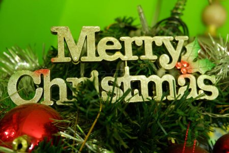 Téléchargez les photos : Mot de Joyeux Noël sur l'arbre de Noël - en image libre de droit