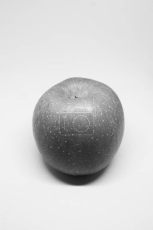 Téléchargez les photos : Pomme douce en niveaux de gris thème - en image libre de droit