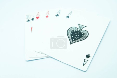 Foto de Cuatro de una clase con cuatro ases y un rey en el póker - Imagen libre de derechos