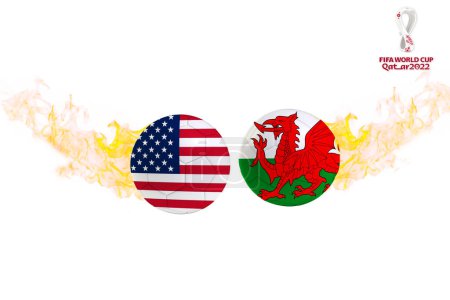 Téléchargez les photos : Coupe du monde FIFA 2022 Etats-Unis vs wales drapeaux dans un ballon de football avec feu et fifa logo 2022 et flou de mouvement - en image libre de droit