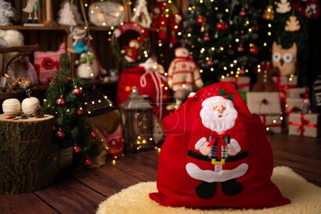 Téléchargez les photos : Scène de Noël avec un beau bokeh et un sac debout avec des cadeaux. En studio - en image libre de droit