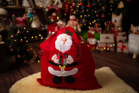 Téléchargez les photos : Scène de Noël avec un beau bokeh et un sac debout avec des cadeaux. En studio - en image libre de droit