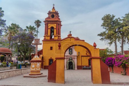 Foto de Guisante de Bernal, Querétaro / México El Templo de San Sebastín se encuentra en la Plaza Mayor de la Villa de Bernal. Es uno de los edificios más importantes del lugar. - Imagen libre de derechos