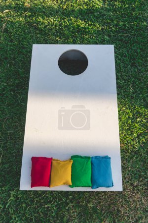 Téléchargez les photos : Cornhole (sack toss, ou sacs) est un jeu de pelouse populaire en Amérique du Nord dans lequel les joueurs ou les équipes se relaient pour lancer des sacs de haricots en tissu sur une planche surélevée et inclinée avec un trou à l'extrémité - en image libre de droit