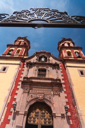 In der zentralen Region Mexikos gelegen, bietet die farbenfrohe Stadt Queretaro bemerkenswerte Beispiele kolonialer Architektur rund um ihre Innenstadt.