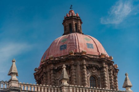 In der zentralen Region Mexikos gelegen, bietet die farbenfrohe Stadt Queretaro bemerkenswerte Beispiele kolonialer Architektur rund um ihre Innenstadt.