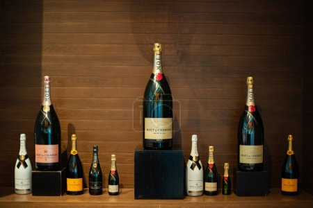 Téléchargez les photos : Mot, est une belle cave française, faisant partie de la société de produits de luxe LVMH Mot Hennessy Louis Vuitton SE. Mot et Chandon est l'un des plus grands producteurs de champagne au monde - en image libre de droit