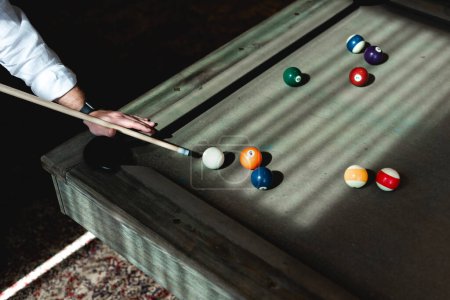 Pool ist eine Klassifizierung von Cue-Sportarten, die auf einem Tisch mit sechs Taschen entlang der Schienen gespielt werden, in die Bälle geschossen werden. Jedes bestimmte Poolspiel hat seinen eigenen Namen, Achtball ist die am häufigsten gespielte Disziplin des Pools