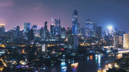 Foto de Paisaje urbano de Bangkok horizonte de la ciudad por la noche con rayas de luz de barco en Tailandia, - Imagen libre de derechos