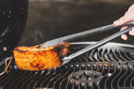 Téléchargez les photos : Grill barbecue de porc croustillant sur le gril, concept de camping en plein air - en image libre de droit
