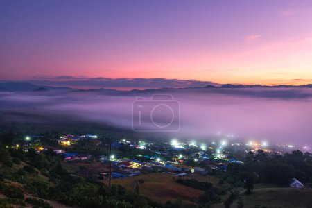 Téléchargez les photos : Saison de voyage d'hiver, Beau paysage de la ville de Pai avec brouillard sur la montagne au lever du soleil dans le belvédère de Yun Lai, Pai, Mae Hong Son, Thaïlande - en image libre de droit
