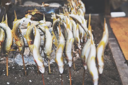 Téléchargez les photos : Poisson traditionnel grillé Ayu au sel japonais à Takayama, Japon - en image libre de droit