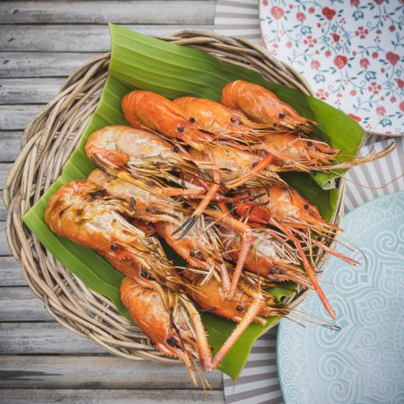 Téléchargez les photos : Crevettes grillées fraîches sur une assiette, cuisine locale traditionnelle thaïlandaise en Thaïlande - en image libre de droit