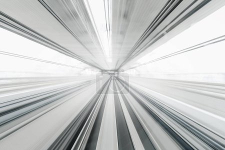 Téléchargez les photos : Flou de mouvement du train se déplaçant à l'intérieur du tunnel avec la lumière du jour à Tokyo, Japon, couleur grise - en image libre de droit