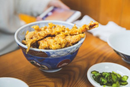 Téléchargez les photos : Tempura de crevettes sur riz avec ingrédient, nourriture japonaise - en image libre de droit