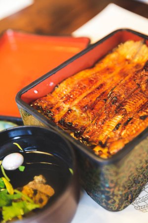 Foto de Anguila japonesa a la parrilla (Unagi) con arroz en el restaurante, Tokio, Japón - Imagen libre de derechos