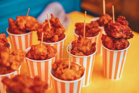 Téléchargez les photos : Collation de poulet frit Karaage dans une tasse au festival japonais de street food à Tokyo, Japon - en image libre de droit