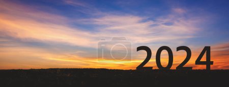Foto de Año nuevo 2024 concepto con puesta de sol cielo y fondo de montaña, estilo silueta - Imagen libre de derechos