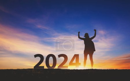 Téléchargez les photos : Nouvelle année 2024 concept de voyage, Silhouette voyageur heureux femme encourager et bras levé avec coucher de soleil ciel arrière-plan - en image libre de droit