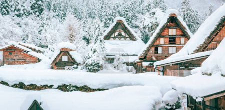 Foto de Viajes de invierno concepto de Japón, pueblo histórico de Shirakawa Go y Gokayama con nieve en Gifu, Chubu, Japón - Imagen libre de derechos