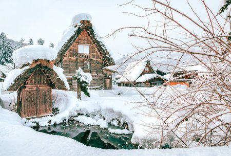 Foto de Viajes de invierno concepto de Japón, pueblo histórico de Shirakawa Go y Gokayama con nieve en Gifu, Chubu, Japón - Imagen libre de derechos