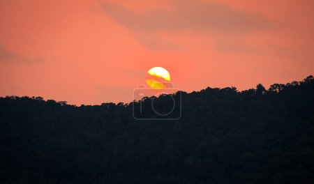 Téléchargez les photos : Coucher de soleil ciel et nuage sur fond de montagne silhouette - en image libre de droit