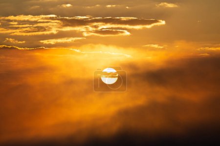 Téléchargez les photos : Coucher de soleil ciel et nuage avec fond de brouillard, vue panoramique - en image libre de droit