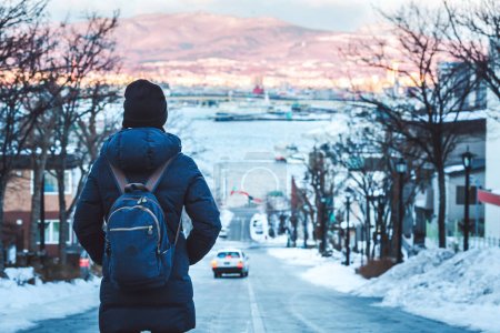 Foto de Mujer viajera con mochila y suéter en temporada de invierno en la ciudad de Hakodate, Hokkaido, Japón - Imagen libre de derechos
