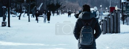 Foto de Viajar concepto de invierno, Viajero mujer asiática o fotógrafo con mochila contra la nieve en la temporada de invierno en la ciudad de Toya, Hokkaido, Japón - Imagen libre de derechos