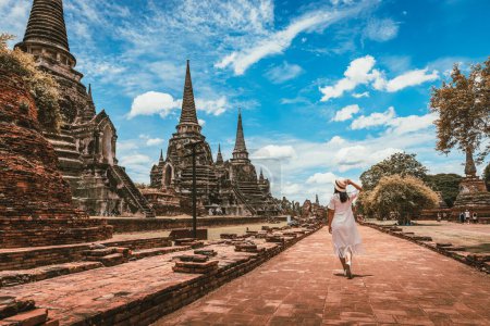 Téléchargez les photos : Voyage local historique Thaï concept, Happy traveler asiatique femme avec robe visites guidées à Wat Phra Si Sanphet temple avec fond de pagode, Ayutthaya parc historique, Ayutthaya, Thaïlande. - en image libre de droit