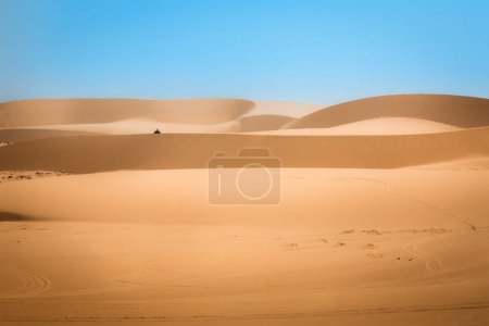 Foto de Desierto de dunas de arena blanca con coche ATV en Mui Ne, Vietnam - Imagen libre de derechos
