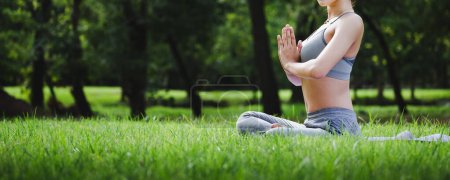 Téléchargez les photos : Fitness femme asiatique faire de l'exercice de yoga et se détendre avec des vêtements de sport dans le parc vert en été, concept de mode de vie sain - en image libre de droit