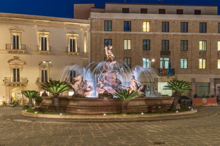Téléchargez les photos : Fontaine de Diana sur l'île d'Ortigia Syracuse Sicile - en image libre de droit