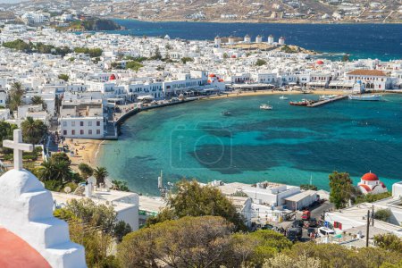 Foto de Mirando a través de la bahía en la ciudad de Mykonos una de las islas de Cyclades en Grecia - Imagen libre de derechos