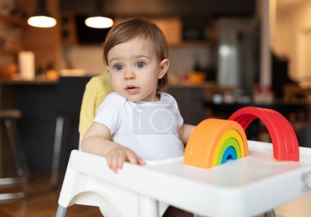 Foto de Adorable niño de un año jugando con juguetes de plástico en casa, poca profundidad de campo - Imagen libre de derechos