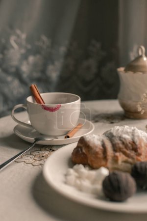 Foto de Taza de café de la mañana con croissant - Imagen libre de derechos
