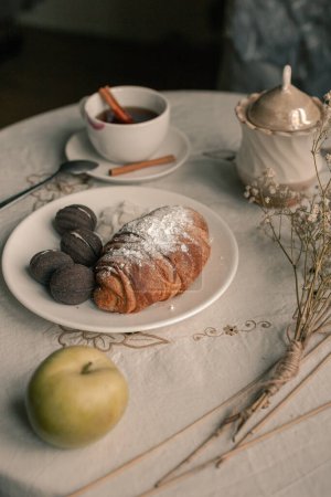 Foto de Taza de café de la mañana con croissant - Imagen libre de derechos